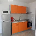 Linda *