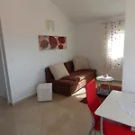 Linda *