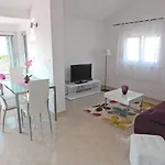 Linda *